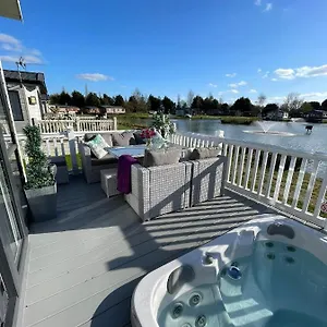 Lakeview Winter With Hot Tub Chalet York